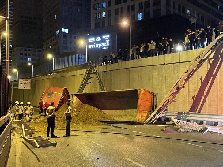 Kadıköy'de seyir halindeki kamyonun çevre yoluna düşmesi sonucu sürücü yaralandı G4
