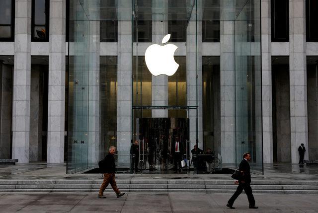 DOSYA FOTOĞRAFI: Apple Inc. logosu New York'ta 5. Cadde'deki Apple mağazasının girişinde asılı görünüyor