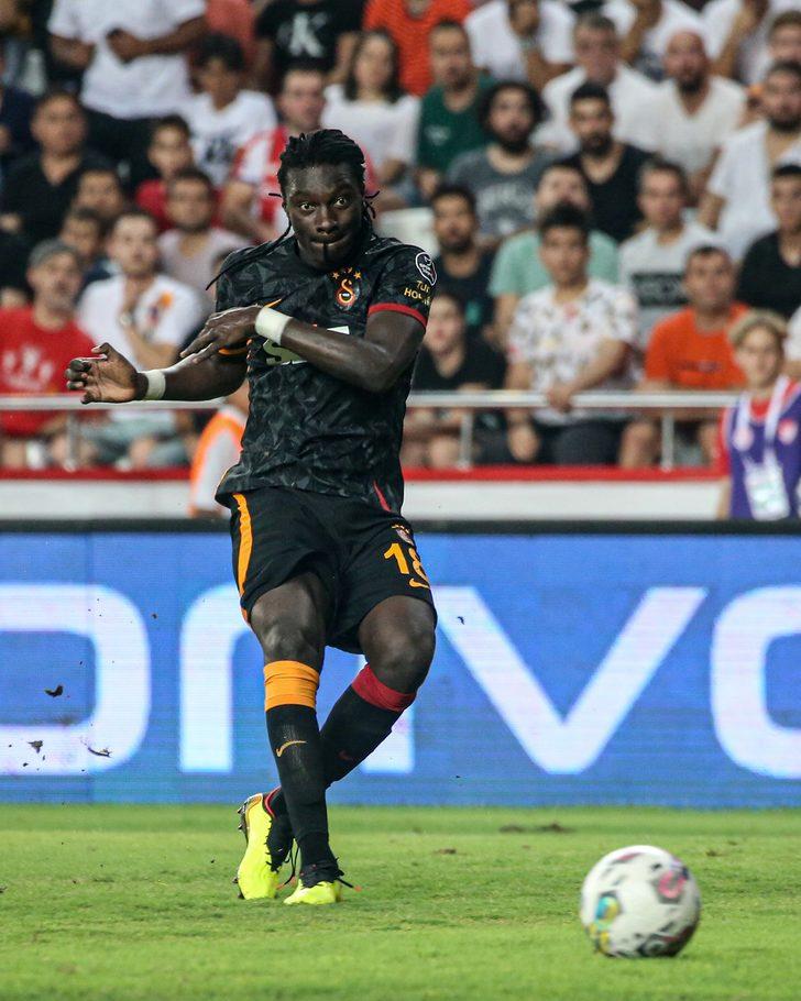 Galatasaray'ın emeklilik paylaşımında Gomis'in fotoğrafı taraftarın tepkisini çekti! G3