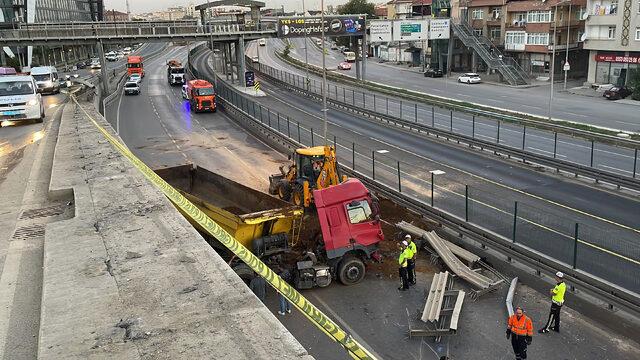 Kadıköy'de seyir halindeki kamyonun çevre yoluna düşmesi sonucu sürücü yaralandı