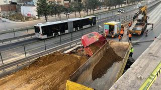 GÜNCELLEME 2 - Kadıköy'de seyir halindeki kamyonun çevre yoluna düşmesi sonucu sürücü yaralandı