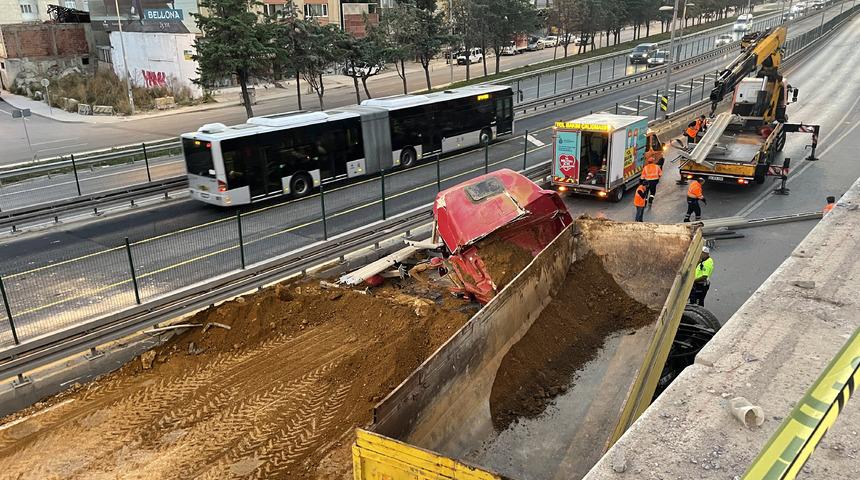 GÜNCELLEME 2 - Kadıköy'de seyir halindeki kamyonun çevre yoluna düşmesi sonucu sürücü yaralandı