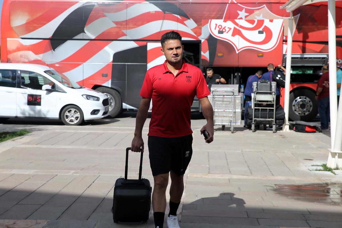 Sivasspor, CFR Cluj ma&ccedil;ı i&ccedil;in Romanya'ya gitti