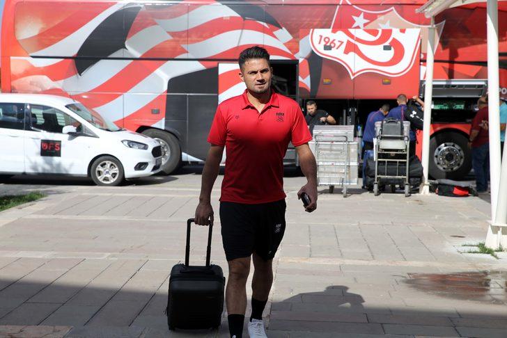 Sivasspor, CFR Cluj maçı için Romanya'ya gitti G1