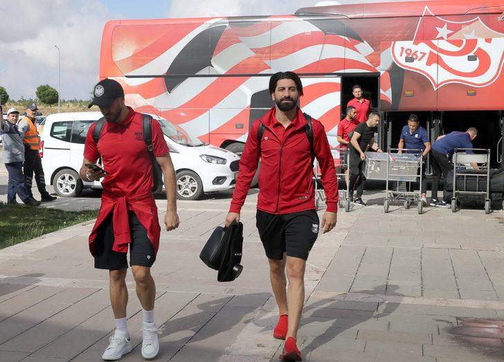 Sivasspor, CFR Cluj maçı için Romanya'ya gitti G2