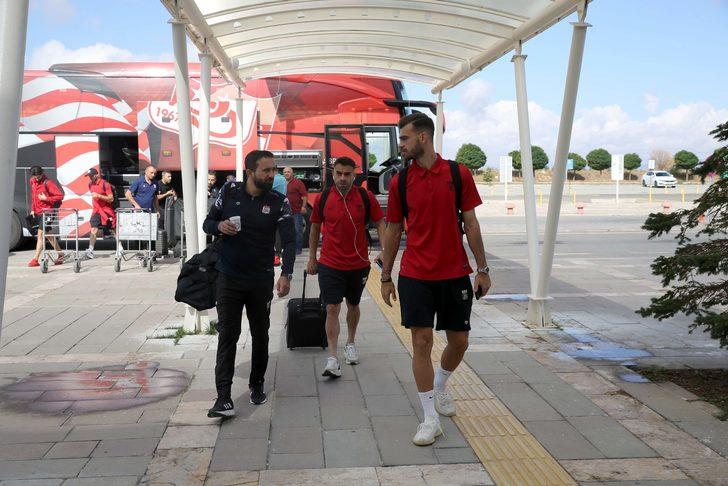 Sivasspor, CFR Cluj maçı için Romanya'ya gitti G3