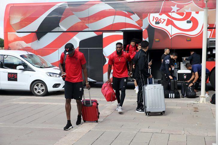 Sivasspor, CFR Cluj maçı için Romanya'ya gitti G4