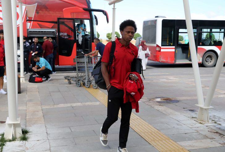 Sivasspor, CFR Cluj maçı için Romanya'ya gitti G5