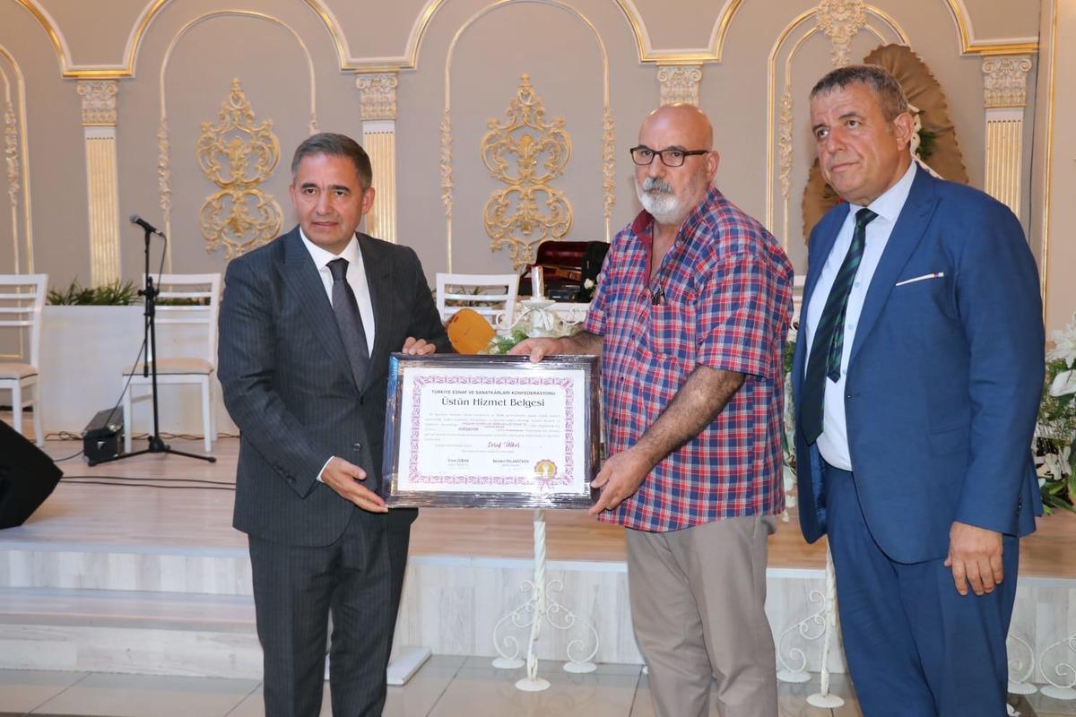 Kırşehir'de ahilik geleneklerine g&ouml;re &ccedil;alışan esnafa "&Uuml;st&uuml;n Hizmet Belgesi" verildi