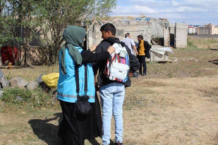 Kars'ta ihtiyaç sahibi 200 öğrenciye kırtasiye malzemesi desteği sağlandı G3