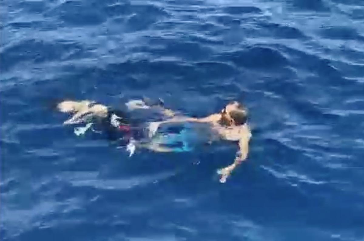 Bakan Soylu, Yunanistan'ın m&uuml;dahalesinde &ouml;len 2 d&uuml;zensiz g&ouml;&ccedil;menin g&ouml;r&uuml;nt&uuml;lerini paylaştı: