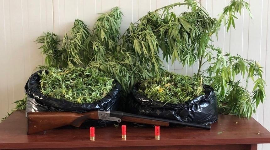 Adana'da evinde uyuşturucu ve silah ele geçirilen zanlı gözaltına alındı