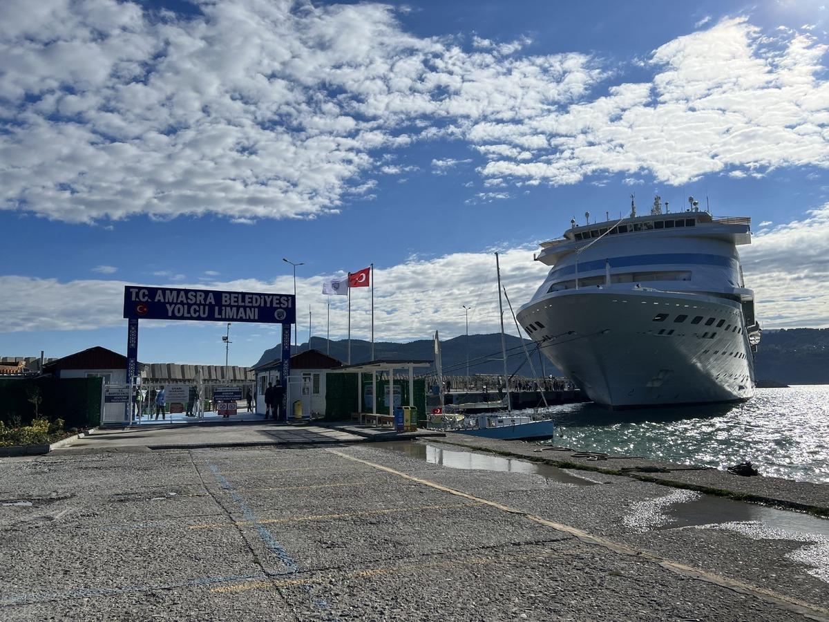 "Astoria Grande" kruvaziyeri 779 yolcusuyla ikinci kez Amasra'ya geldi