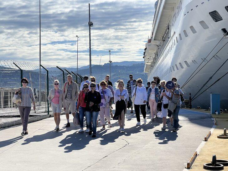 "Astoria Grande" kruvaziyeri 779 yolcusuyla ikinci kez Amasra'ya geldi G4