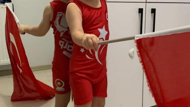 Rıza Kayaalp'in kızı Ay Vera, babasının dünya şampiyonluğunu televizyondan izledi