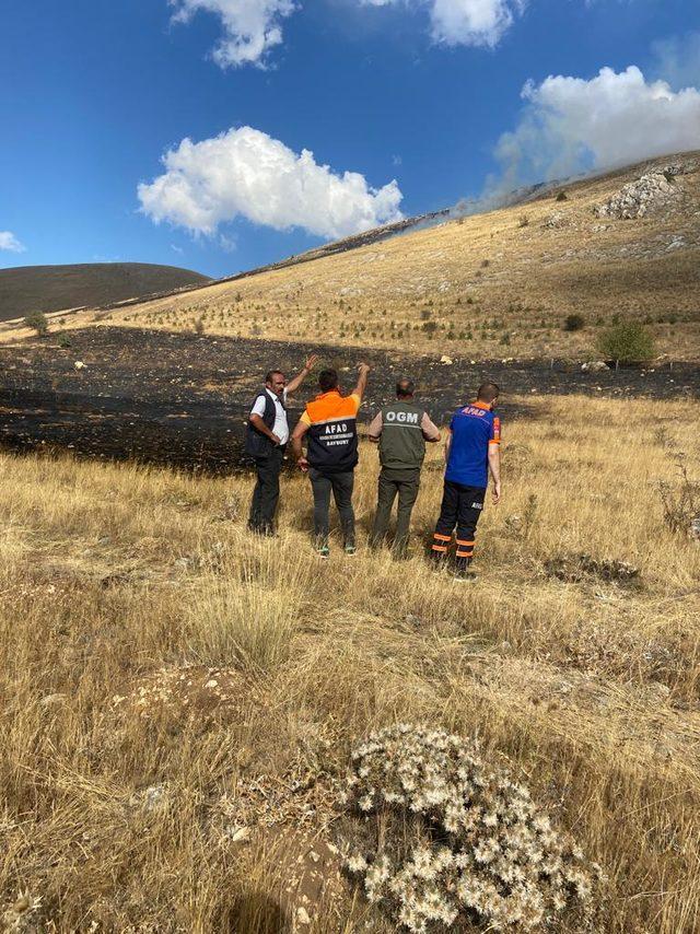 Bayburt'ta çıkan örtü yangını söndürüldü