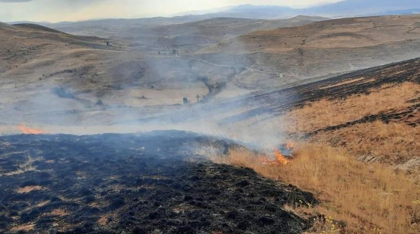 Bayburt'ta çıkan örtü yangını söndürüldü