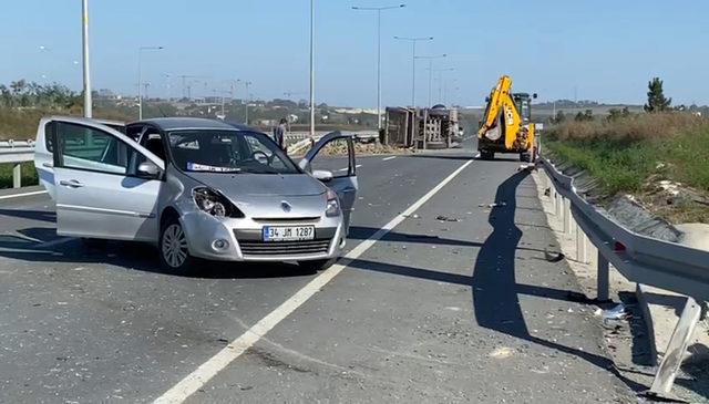 Arnavutköy'de hafriyat kamyonu ile otomobilin çarpıştığı kazada 2 kişi yaralandı