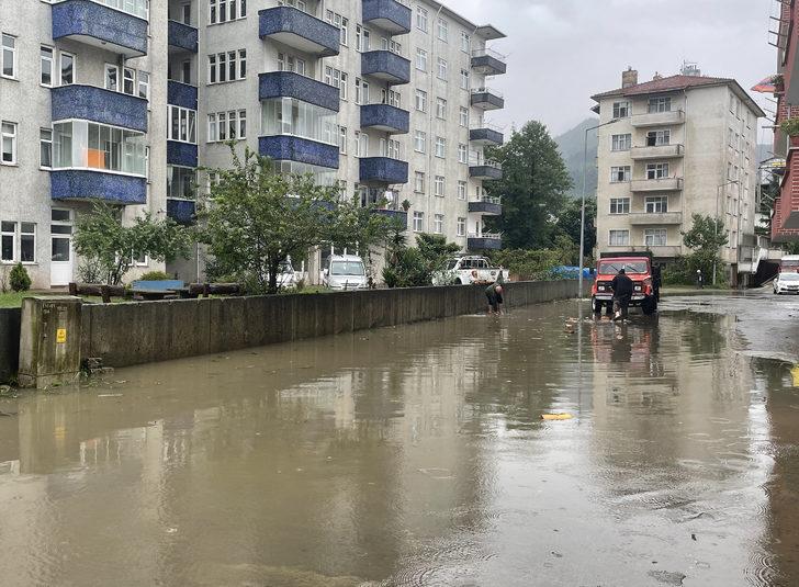 Artvin'de sağanak su baskınlarına neden oldu G5