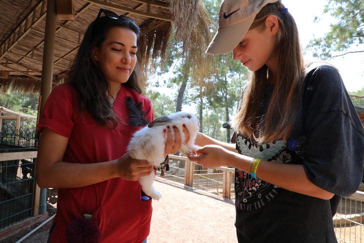 Ukraynalı çocuklar, Antalya'da hayvanat bahçesini gezdi G5