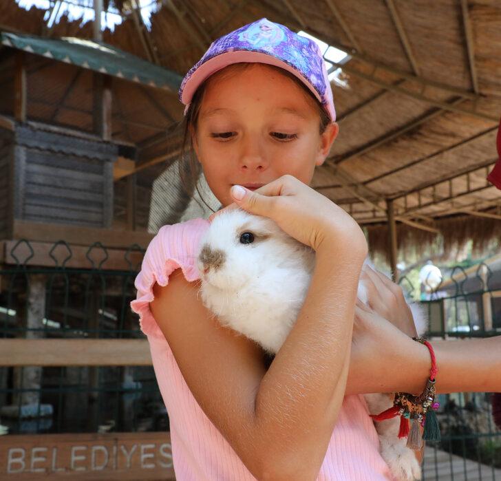 Ukraynalı çocuklar, Antalya'da hayvanat bahçesini gezdi G4