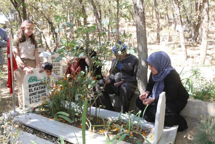 Hakkari'de PKK'lı teröristlerce katledilen Ahmet Budak, mezarı başında anıldı G1