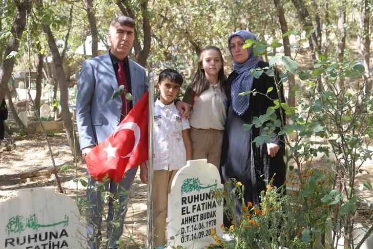Hakkari'de PKK'lı teröristlerce katledilen Ahmet Budak, mezarı başında anıldı G5
