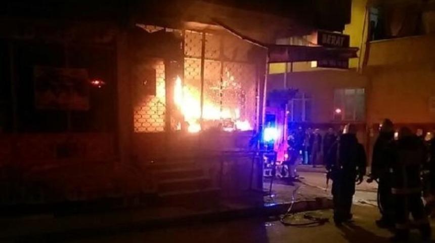 Bağcılarda market alev alev yandı