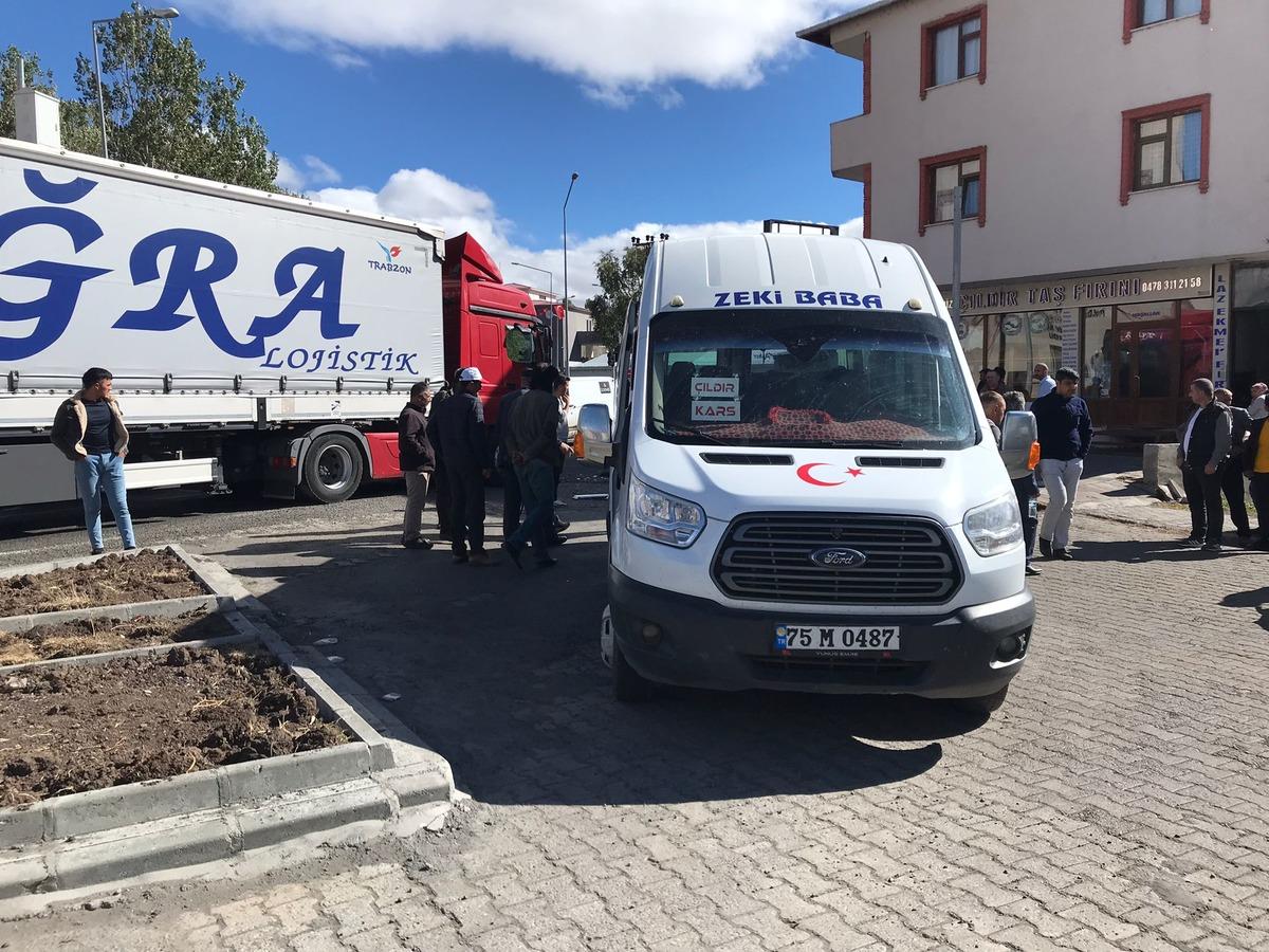 Ardahan'da &ouml;ğrenci servis aracı ile tır &ccedil;arpıştı