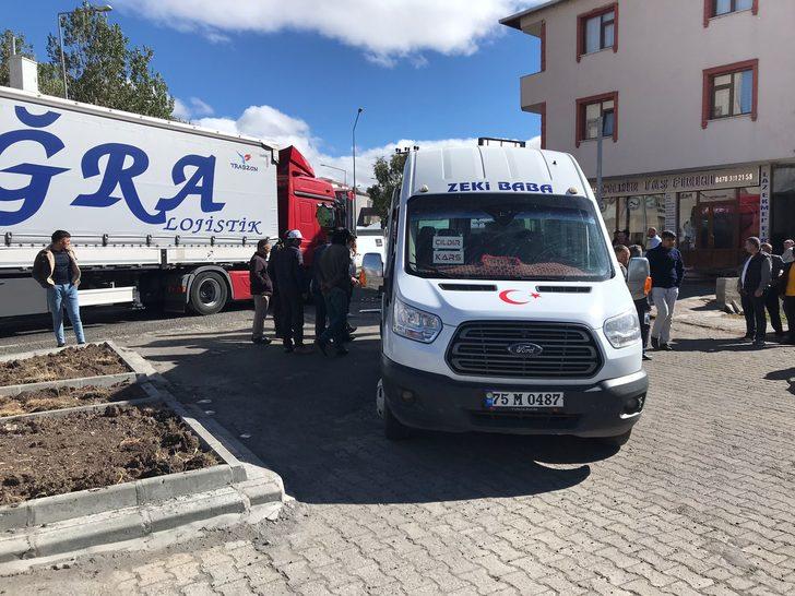Ardahan'da öğrenci servis aracı ile tır çarpıştı G1