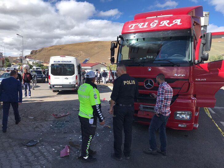 Ardahan'da öğrenci servis aracı ile tır çarpıştı G2