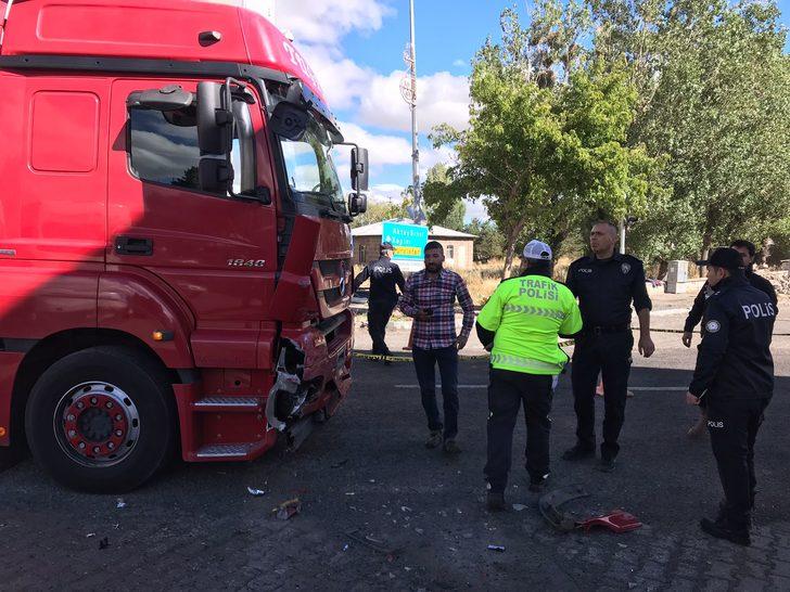 Ardahan'da öğrenci servis aracı ile tır çarpıştı G3