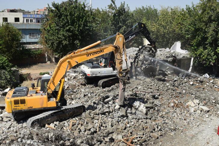 Batman'da "İluh Deresi Kentsel Dönüşüm ve Islah Projesi"nde yıkım çalışması sürüyor G5