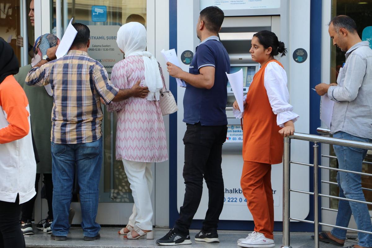 Gaziantep ve Malatya'da vatandaşlar sosyal konut projesi i&ccedil;in başvuru yapıyor