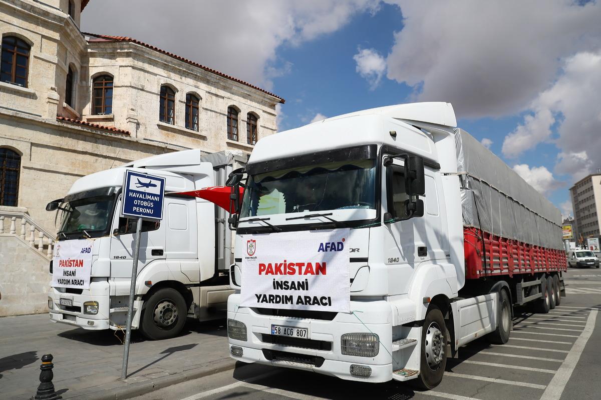 Sivas'tan Pakistan'daki selzedeler i&ccedil;in 2 yardım tırı g&ouml;nderildi