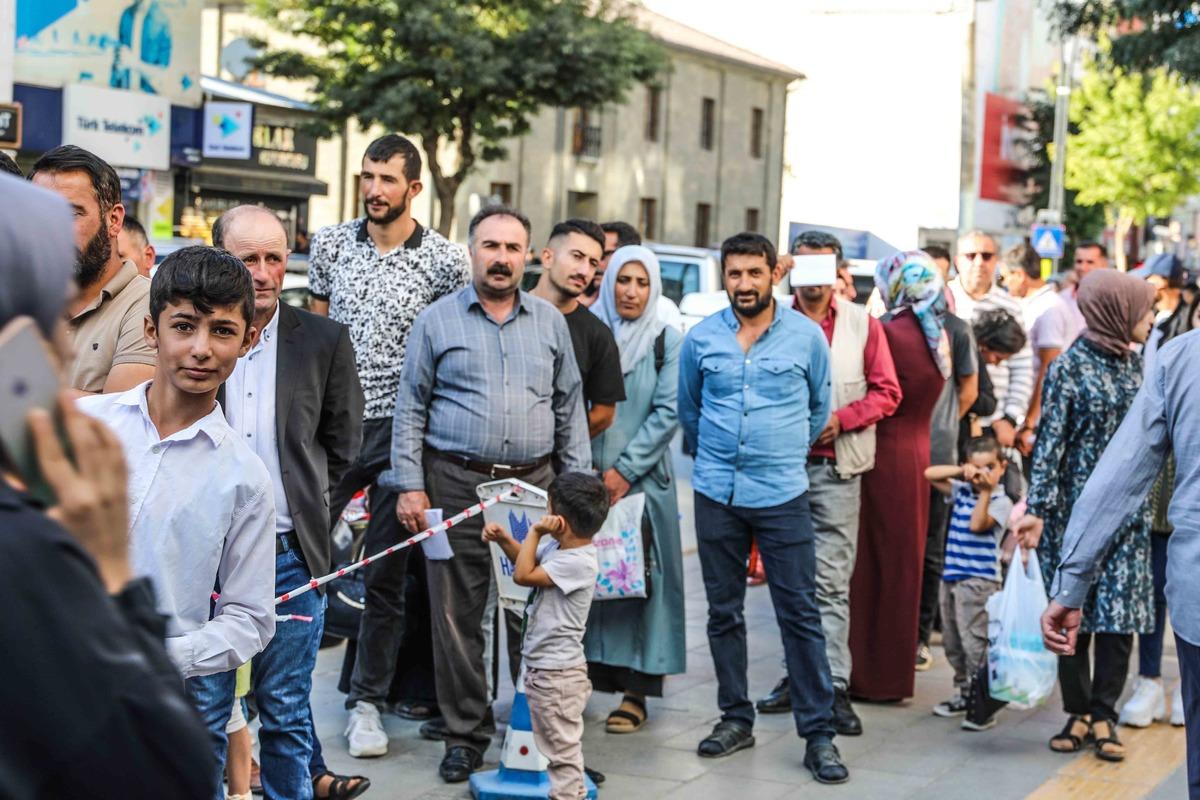 Van ve Muş'ta vatandaşlar sosyal konut projesi i&ccedil;in başvurularını yapmaya başladı