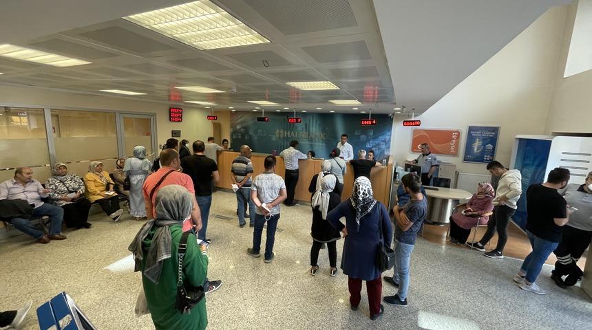 Vatandaşlar sosyal konut projesi için başvuruda bulunuyor