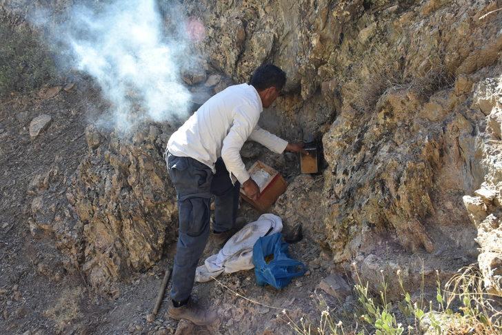 Hakkarili arıcının dağlardan güçlükle topladığı kaya balı ilgi görüyor G5