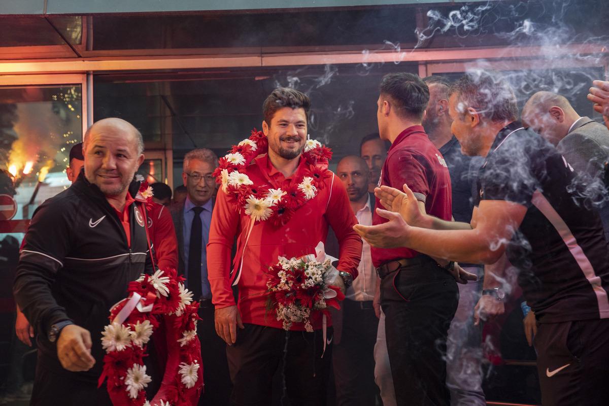 D&uuml;nya şampiyonu Grekoromen G&uuml;reş Milli Takımı, Ankara'da coşkuyla karşılandı