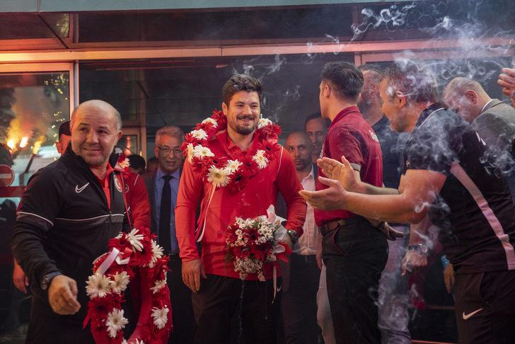 Dünya şampiyonu Grekoromen Güreş Milli Takımı, Ankara'da coşkuyla karşılandı G1