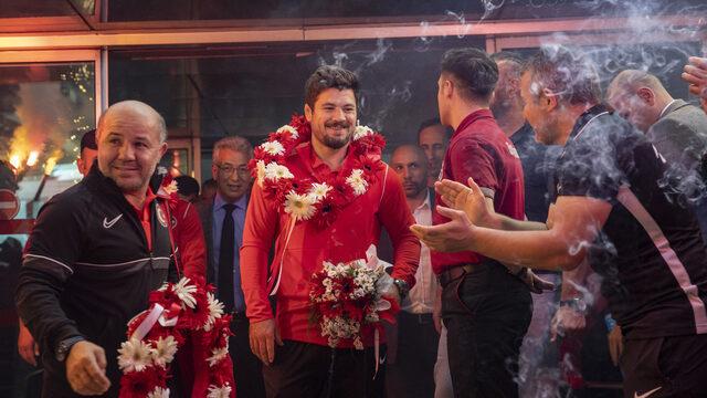 Dünya şampiyonu Grekoromen Güreş Milli Takımı, Ankara'da coşkuyla karşılandı