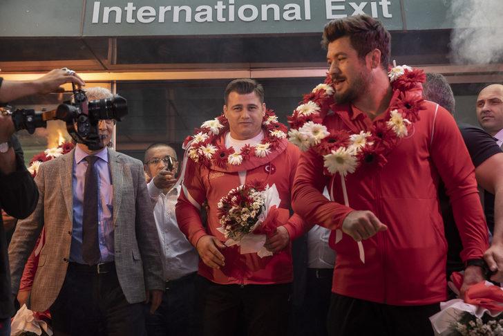 Dünya şampiyonu Grekoromen Güreş Milli Takımı, Ankara'da coşkuyla karşılandı G2