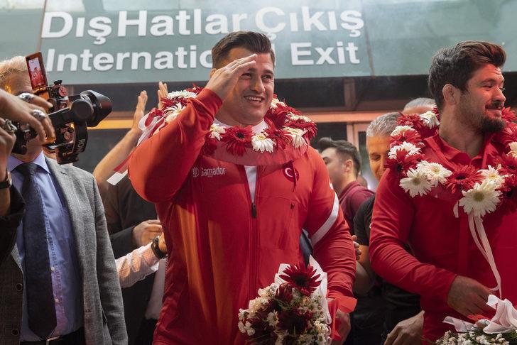 Dünya şampiyonu Grekoromen Güreş Milli Takımı, Ankara'da coşkuyla karşılandı G3