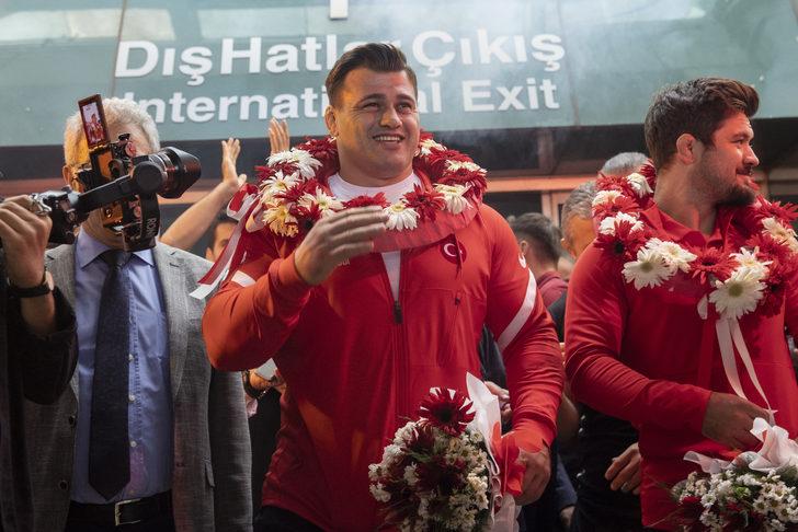 Dünya şampiyonu Grekoromen Güreş Milli Takımı, Ankara'da coşkuyla karşılandı G4