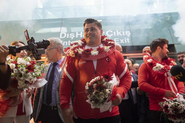 Dünya şampiyonu Grekoromen Güreş Milli Takımı, Ankara'da coşkuyla karşılandı G5