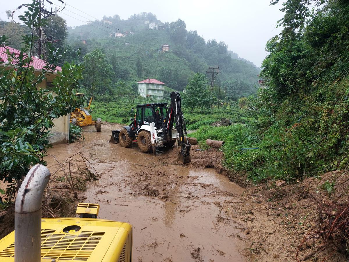Rize'de şiddetli yağış heyelanlara yol a&ccedil;tı