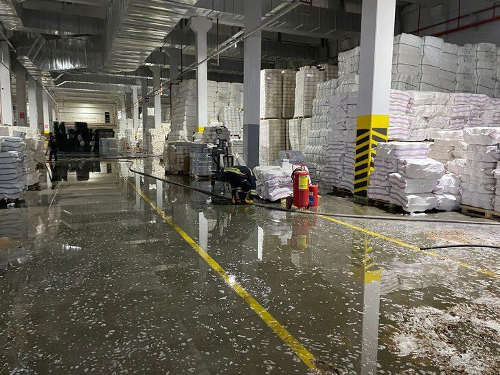 Gaziantep'te iplik ve pamuk fabrikasında çıkan yangında 4 itfaiyeci yaralandı G2