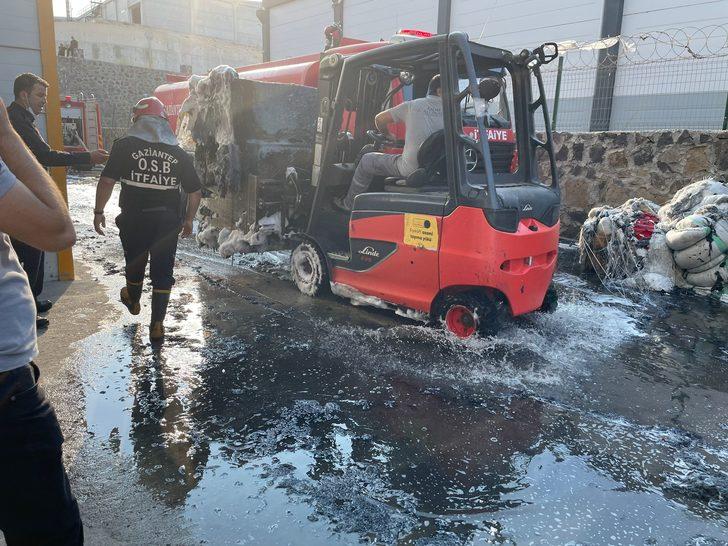 Gaziantep'te iplik ve pamuk fabrikasında çıkan yangında 4 itfaiyeci yaralandı G3