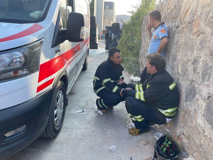 Gaziantep'te iplik ve pamuk fabrikasında çıkan yangında 4 itfaiyeci yaralandı G4