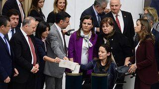 Şafak Pavey oy kullanmaya geldi, salona alkışlarla girdi